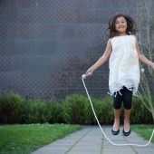 She jumped up: the mother forced her daughter to do 3000 jumps with a rope a day so that she would grow up