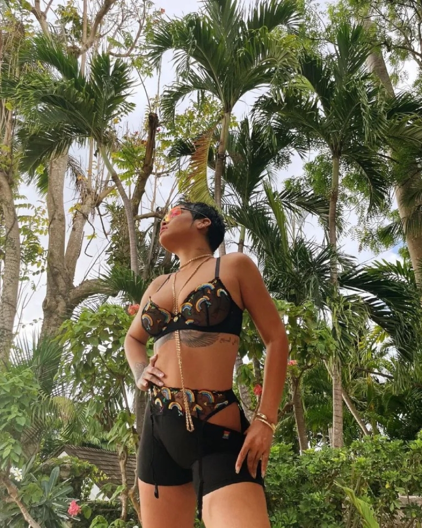 Show everything that is hidden: Thongs for show — a new trend on Instagram Show everything that is hidden: Thongs for show — a new trend on Instagram