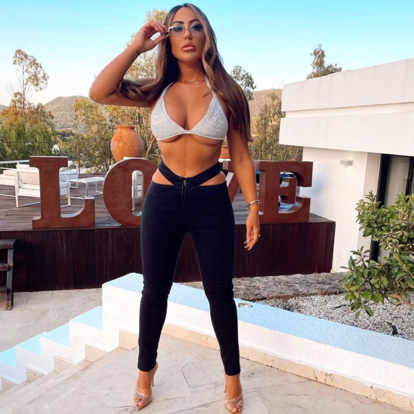 Show everything that is hidden: Thongs for show — a new trend on Instagram Show everything that is hidden: Thongs for show — a new trend on Instagram