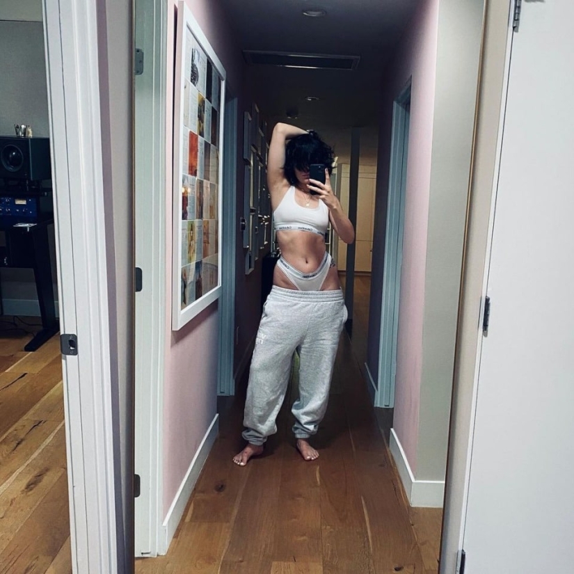 Show everything that is hidden: Thongs for show — a new trend on Instagram Show everything that is hidden: Thongs for show — a new trend on Instagram