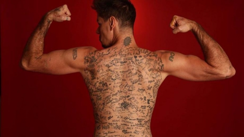 Sign up! The influencer set a world record by applying 225 tattoo autographs on his back Sign up! The influencer set a world record by applying 225 tattoo autographs on his back