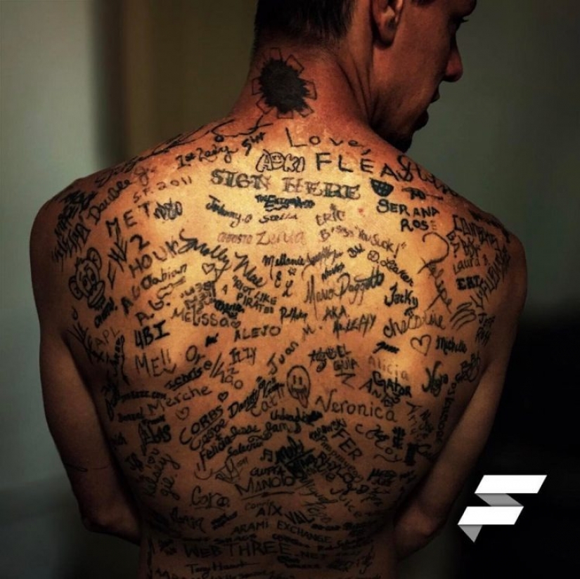 Sign up! The influencer set a world record by applying 225 tattoo autographs on his back Sign up! The influencer set a world record by applying 225 tattoo autographs on his back