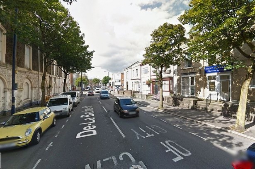 Silent protest: A British man has been standing in the middle of the road in the same place for seven years, creating traffic jams Silent protest: A British man has been standing in the middle of the road in the same place for seven years, creating traffic jams