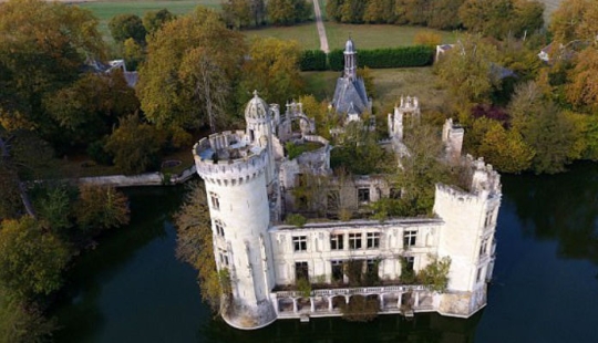 Six thousand users of the crowdfunding platform chipped in and bought a medieval castle Six thousand users of the crowdfunding platform chipped in and bought a medieval castle