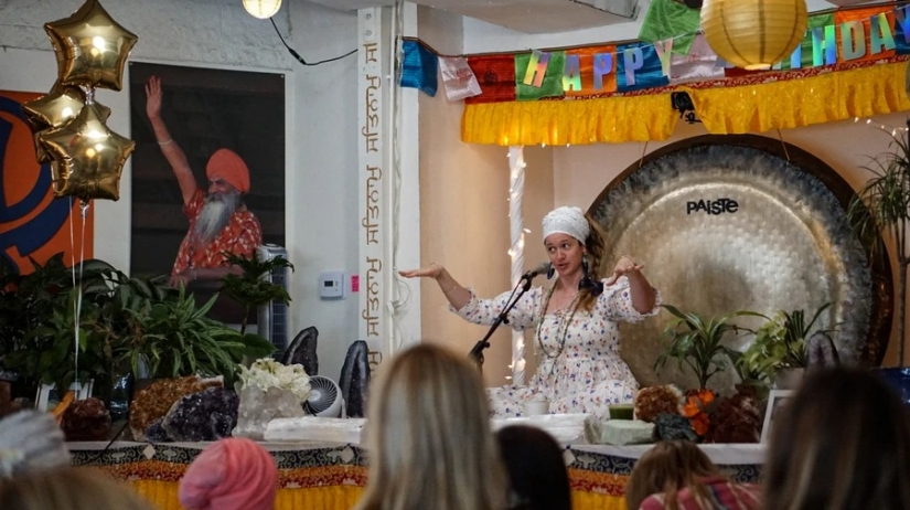 Spiritual quest and hard coin: the secrets of the world of Rama Yoga and its leader – Guru Jagat