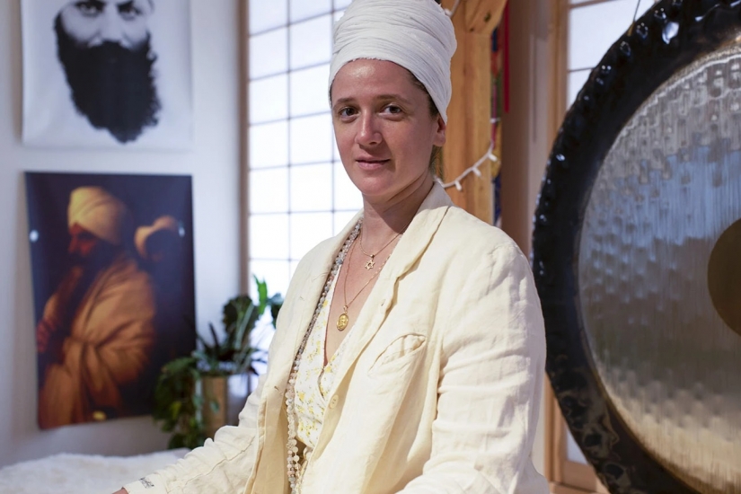 Spiritual quest and hard coin: the secrets of the world of Rama Yoga and its leader – Guru Jagat