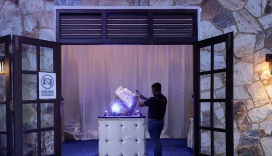 Sri Lankan authorities showed a record-breaking sapphire