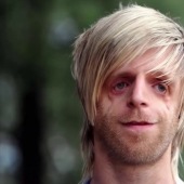 Su madre se asustó y lo dejó en el hospital, pero creció y se convirtió en un éxito