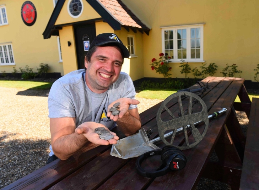 Suerte increíble: en Gran Bretaña, amigos encontraron un antiguo tesoro en un bar