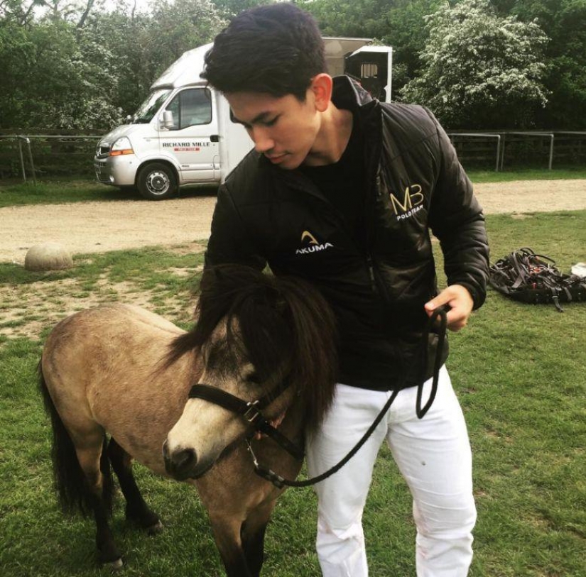 Super-ricos Brunei Príncipe Abdul mateen y su Real Aficiones