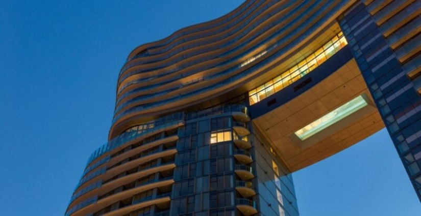Swimming over the abyss: a swimming pool in one of Vancouver's skyscrapers awaits only the brave Swimming over the abyss: a swimming pool in one of Vancouver's skyscrapers awaits only the brave