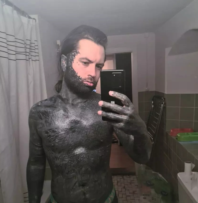 Swiss conoce su cuerpo cubriéndolo con un tatuaje sólido