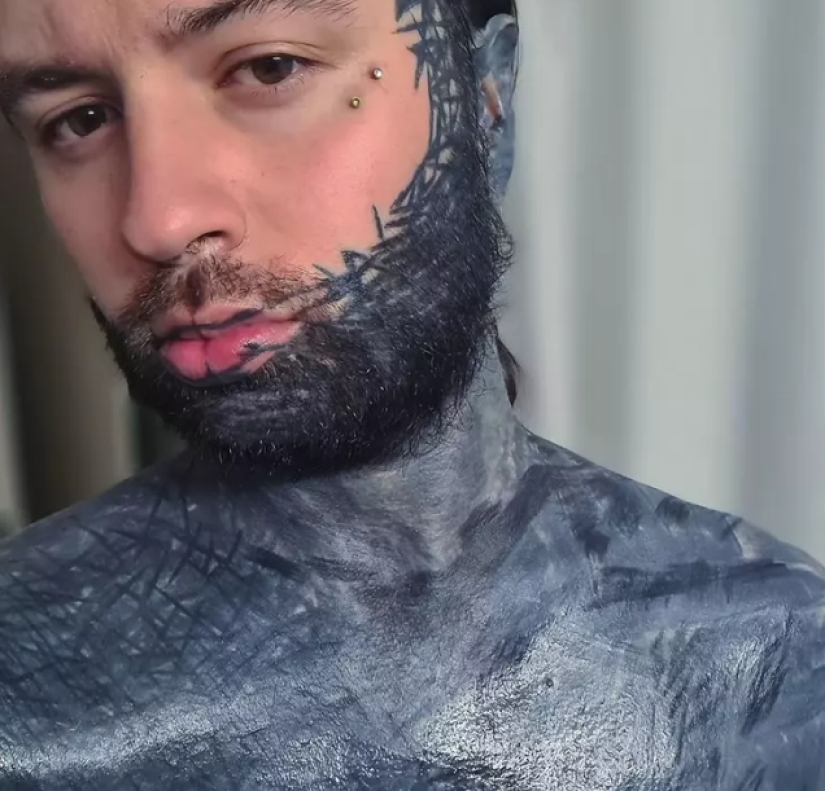 Swiss conoce su cuerpo cubriéndolo con un tatuaje sólido