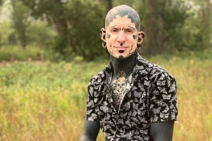 Tatuado de pies a cabeza, el canadiense se jactó de una "actualización" en las redes sociales