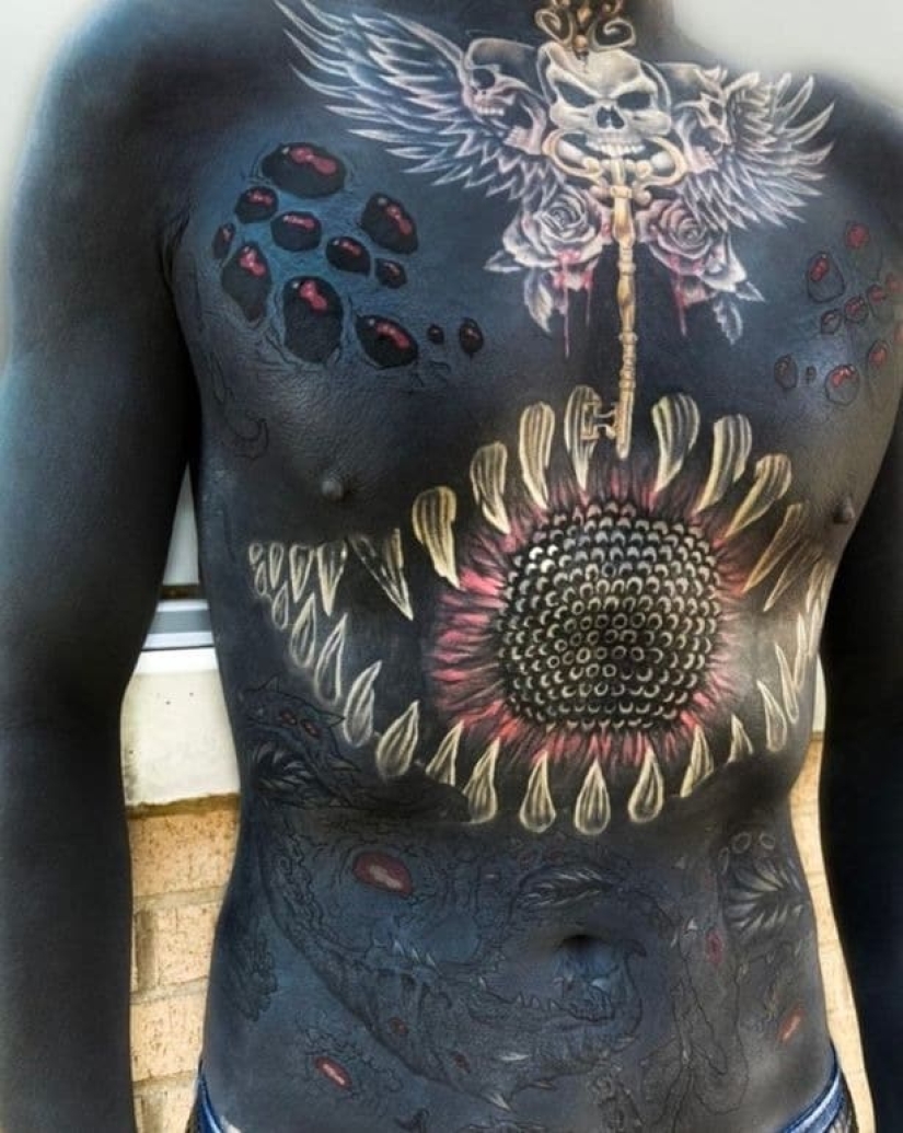 Tatuado de pies a cabeza, el canadiense se jactó de una "actualización" en las redes sociales