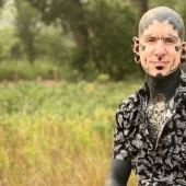 Tatuado de pies a cabeza, el canadiense se jactó de una "actualización" en las redes sociales