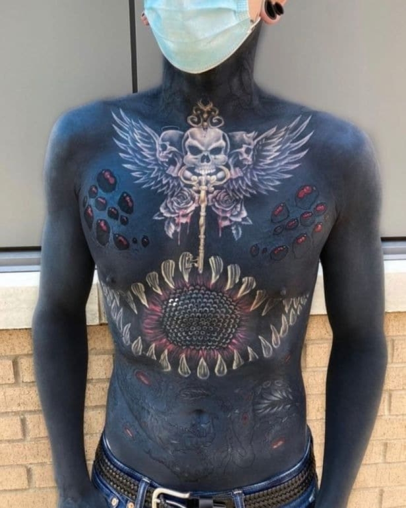 Tatuado de pies a cabeza, el canadiense se jactó de una "actualización" en las redes sociales