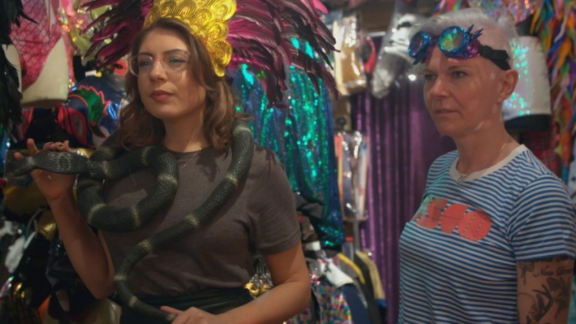 Team " L " rushes to the rescue: how a group of lesbians helps to improve the intimate life of ordinary couples