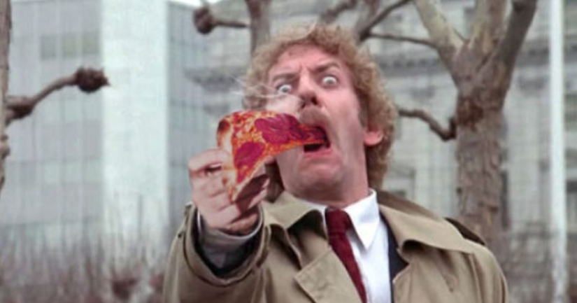 Terror con ketchup: los usuarios añaden pizza a los fotogramas de películas de miedo