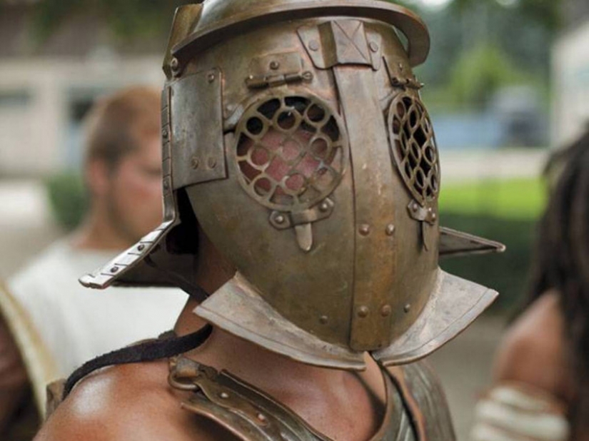 The 10 Most Creepy ways to hide your face The 10 Most Creepy ways to hide your face