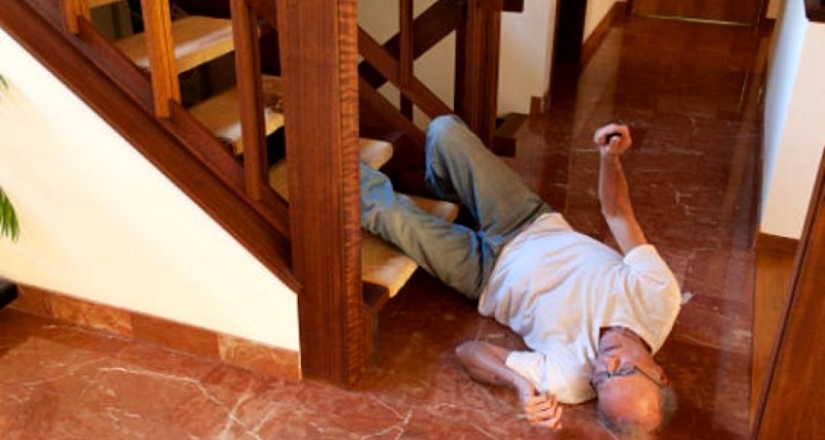 The American was injured because of his wife's slippers and sued her