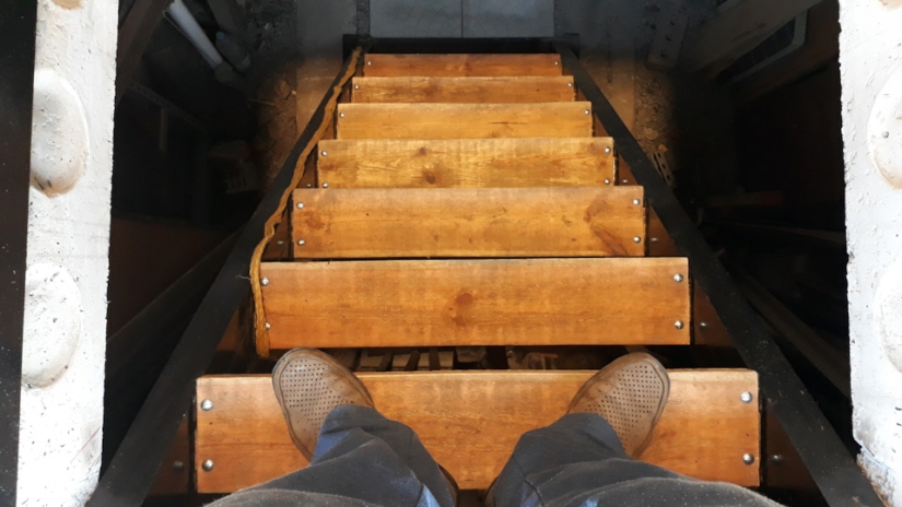 The American was injured because of his wife's slippers and sued her