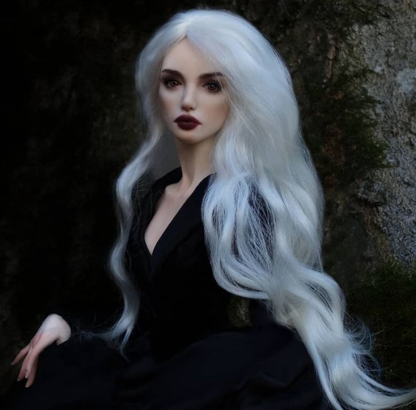 The artist creates dolls that look so real that we really wait for them to say: "Hello!"