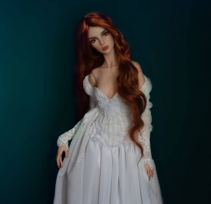 The artist creates dolls that look so real that we really wait for them to say: "Hello!"