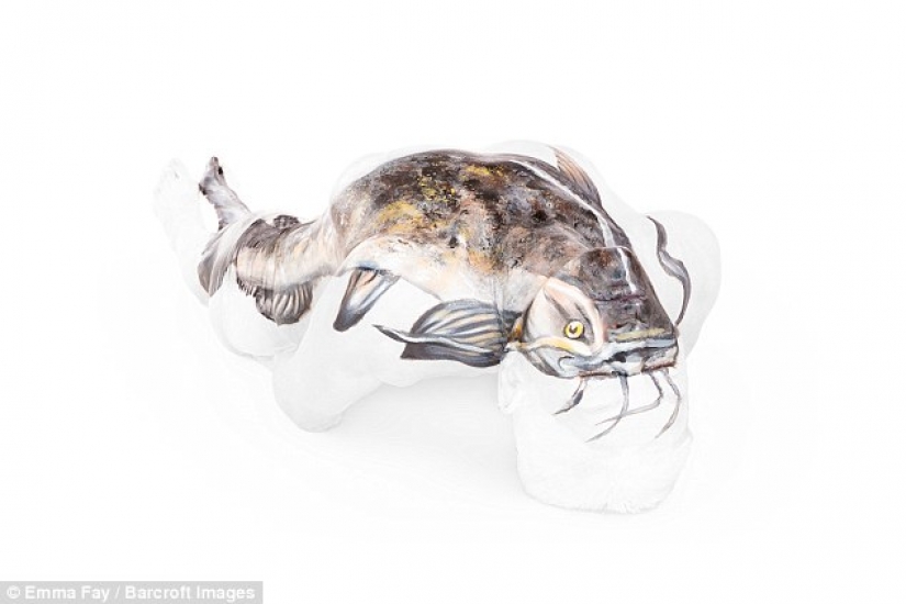 The artist turns naked bodies into optical illusions with wild animals