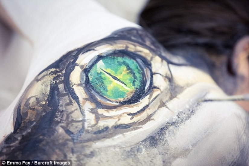 The artist turns naked bodies into optical illusions with wild animals