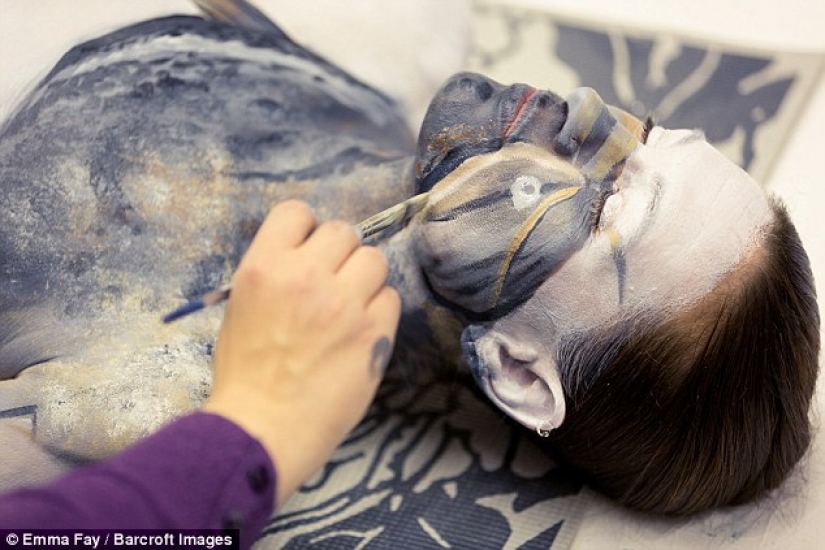 The artist turns naked bodies into optical illusions with wild animals