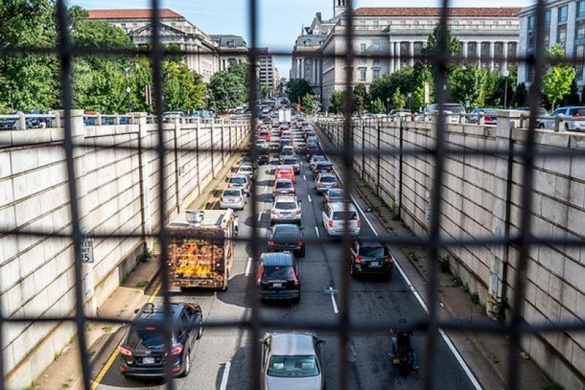 The Biggest Pros and Cons of Living in America The Biggest Pros and Cons of Living in America