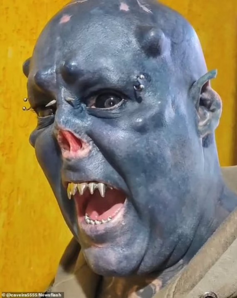 The Brazilian tattoo artist transforms into an orc by removing the nose, mutilating the ears and getting the tattoo in blue. The Brazilian tattoo artist transforms into an orc by removing the nose, mutilating the ears and getting the tattoo in blue.