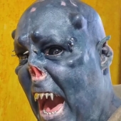 The Brazilian tattoo artist transforms into an orc by removing the nose, mutilating the ears and getting the tattoo in blue.
