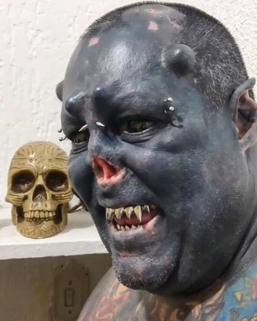 The Brazilian tattoo artist transforms into an orc by removing the nose, mutilating the ears and getting the tattoo in blue. The Brazilian tattoo artist transforms into an orc by removing the nose, mutilating the ears and getting the tattoo in blue.