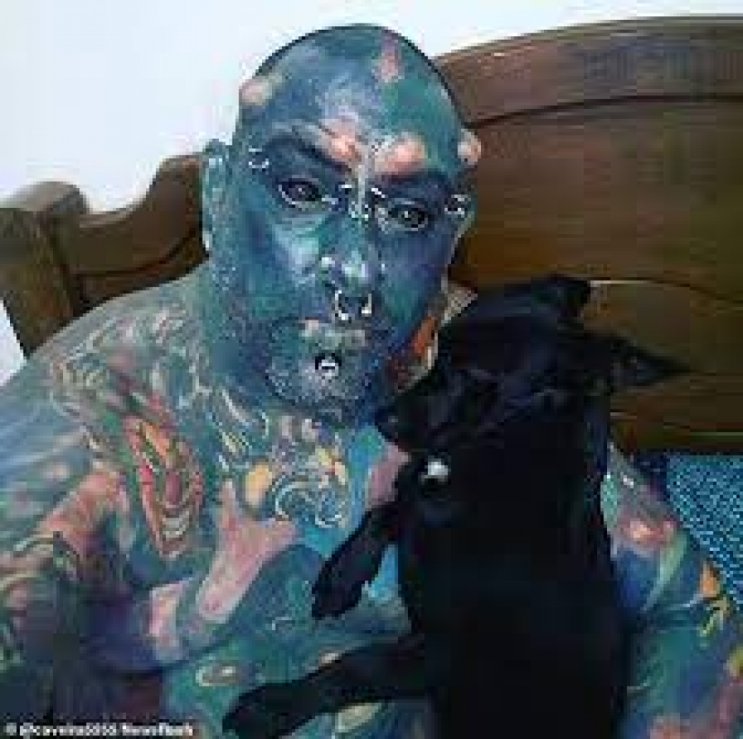 The Brazilian tattoo artist transforms into an orc by removing the nose, mutilating the ears and getting the tattoo in blue. The Brazilian tattoo artist transforms into an orc by removing the nose, mutilating the ears and getting the tattoo in blue.