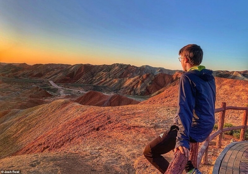 The British bought bike in China, and traveled 15 thousand miles to England