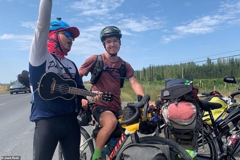 The British bought bike in China, and traveled 15 thousand miles to England