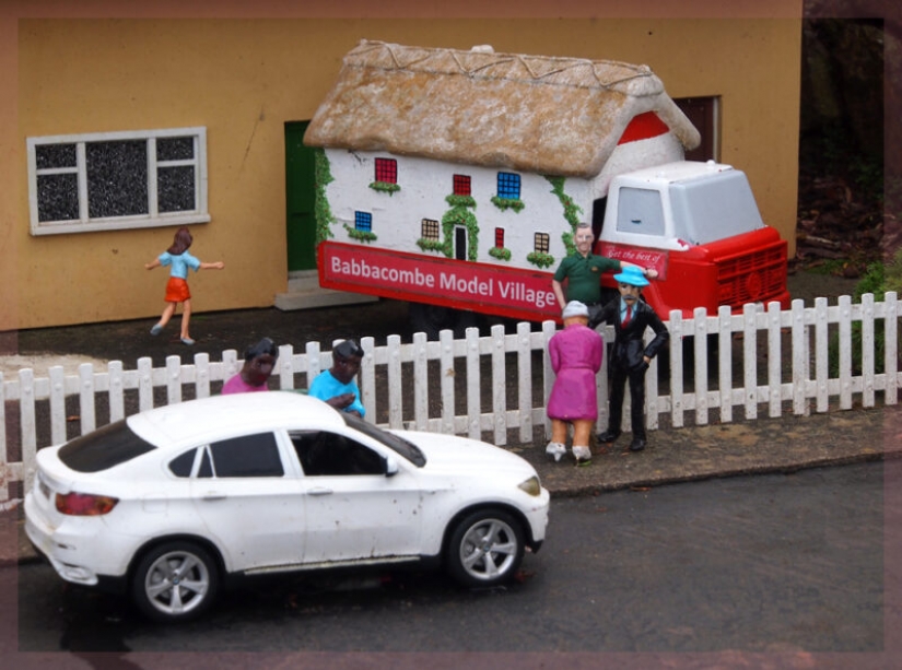 The cat fell asleep at the miniature exhibition and woke up with a network meme