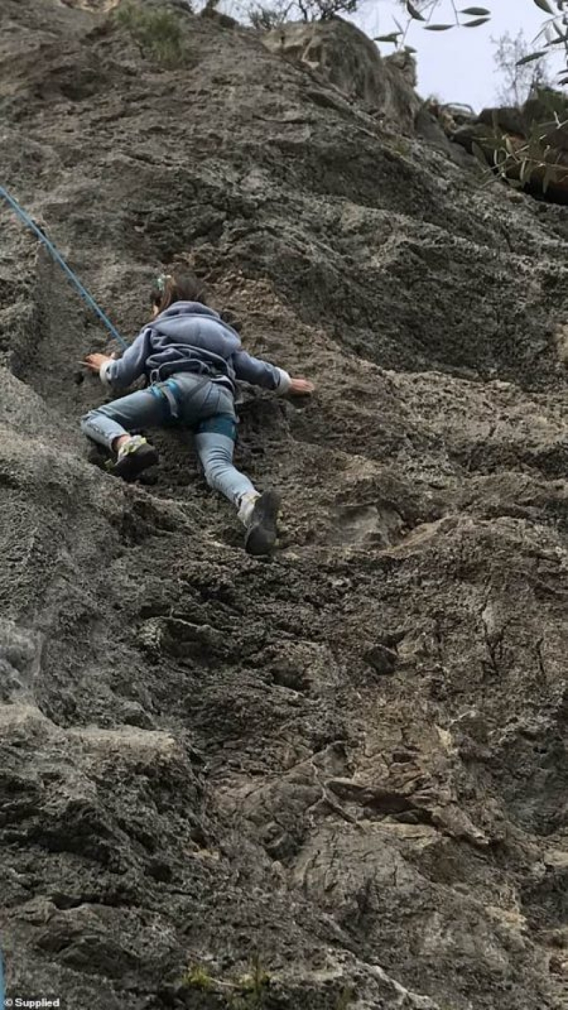 The cool kid: una motociclista de siete años monta una motocicleta con su madre, que ama los deportes extremos