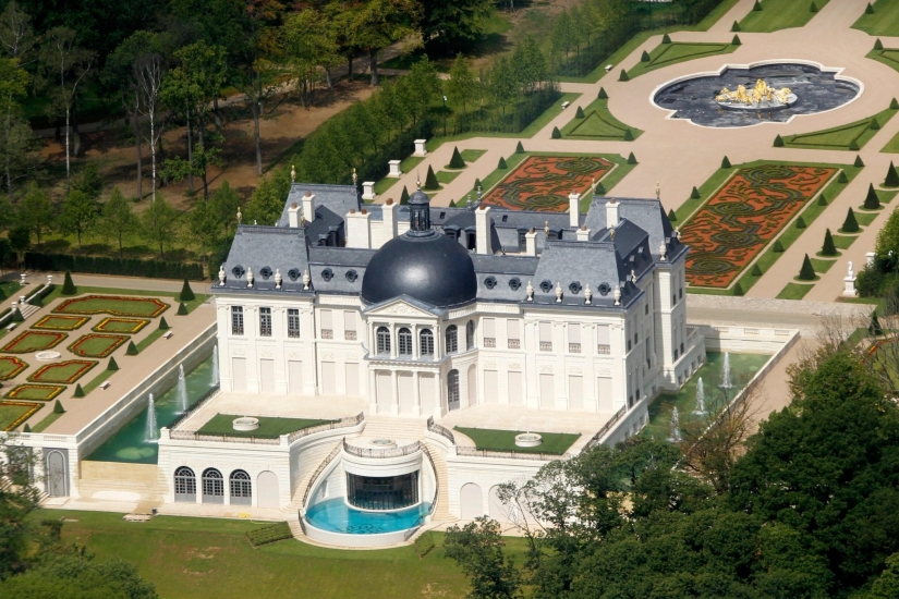 The French castle of the Arabian prince is the most luxurious mansion in the world The French castle of the Arabian prince is the most luxurious mansion in the world