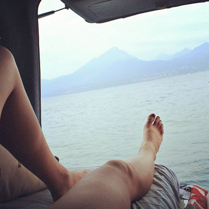 The girl has converted an old van into a motorhome and travels the world with his dog The girl has converted an old van into a motorhome and travels the world with his dog