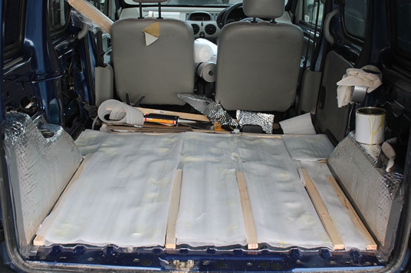 The girl has converted an old van into a motorhome and travels the world with his dog The girl has converted an old van into a motorhome and travels the world with his dog