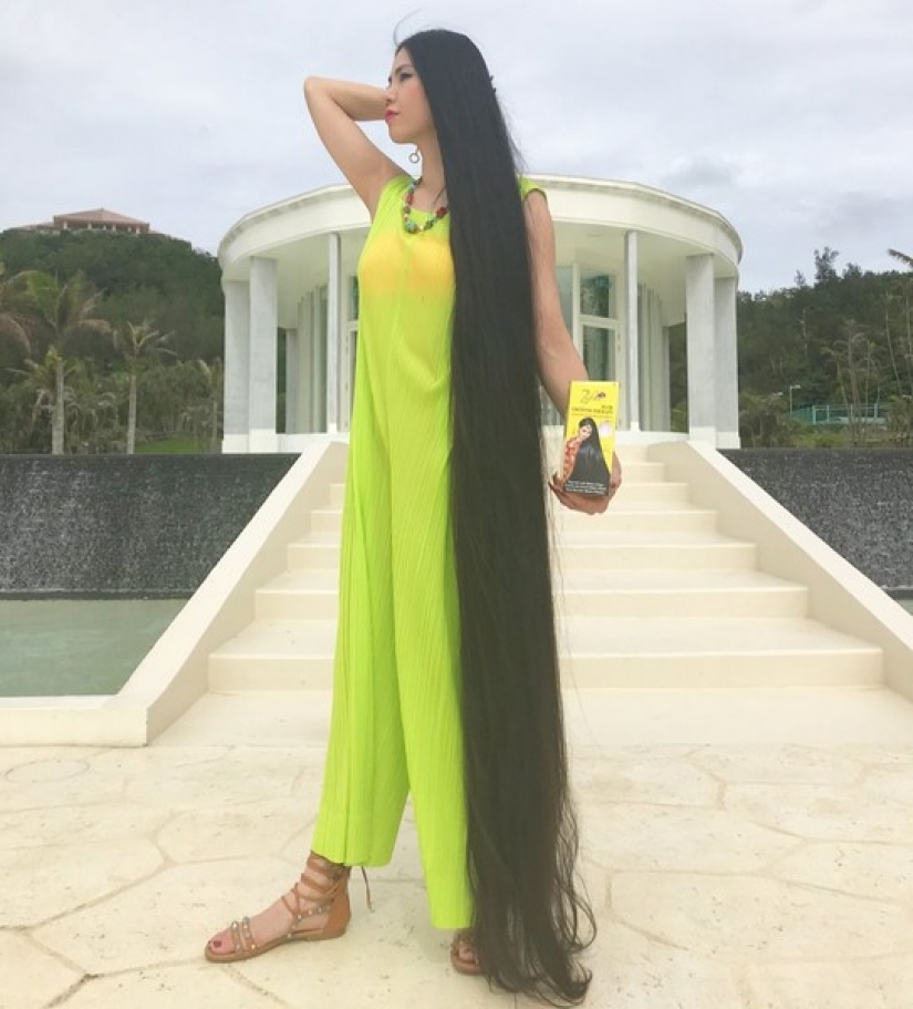 The girl with the longest hair in Japan is forced to endure ridicule
