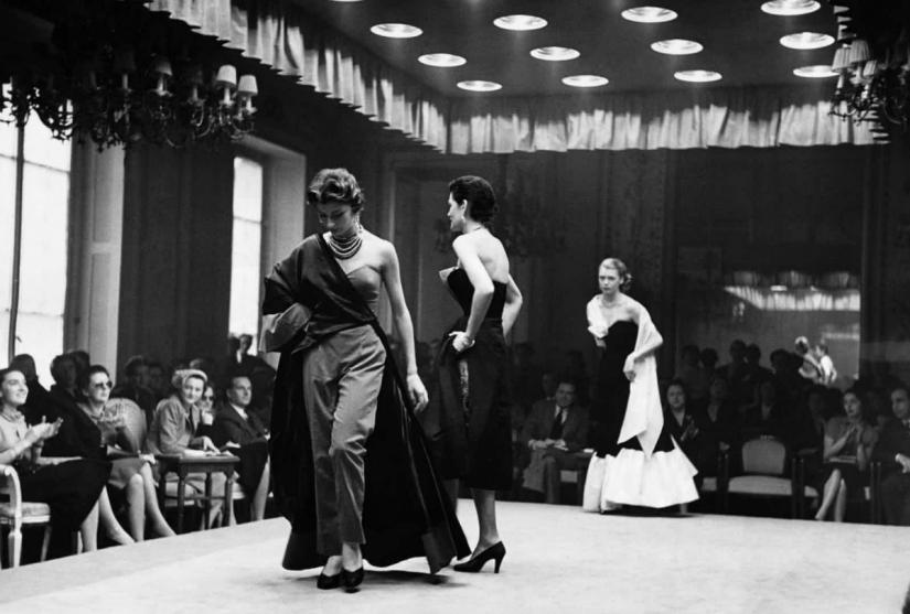 The history of fashion shows from personal couturier to the " Buy " button on Instagram