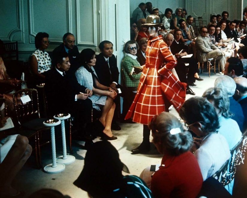 The history of fashion shows from personal couturier to the " Buy " button on Instagram