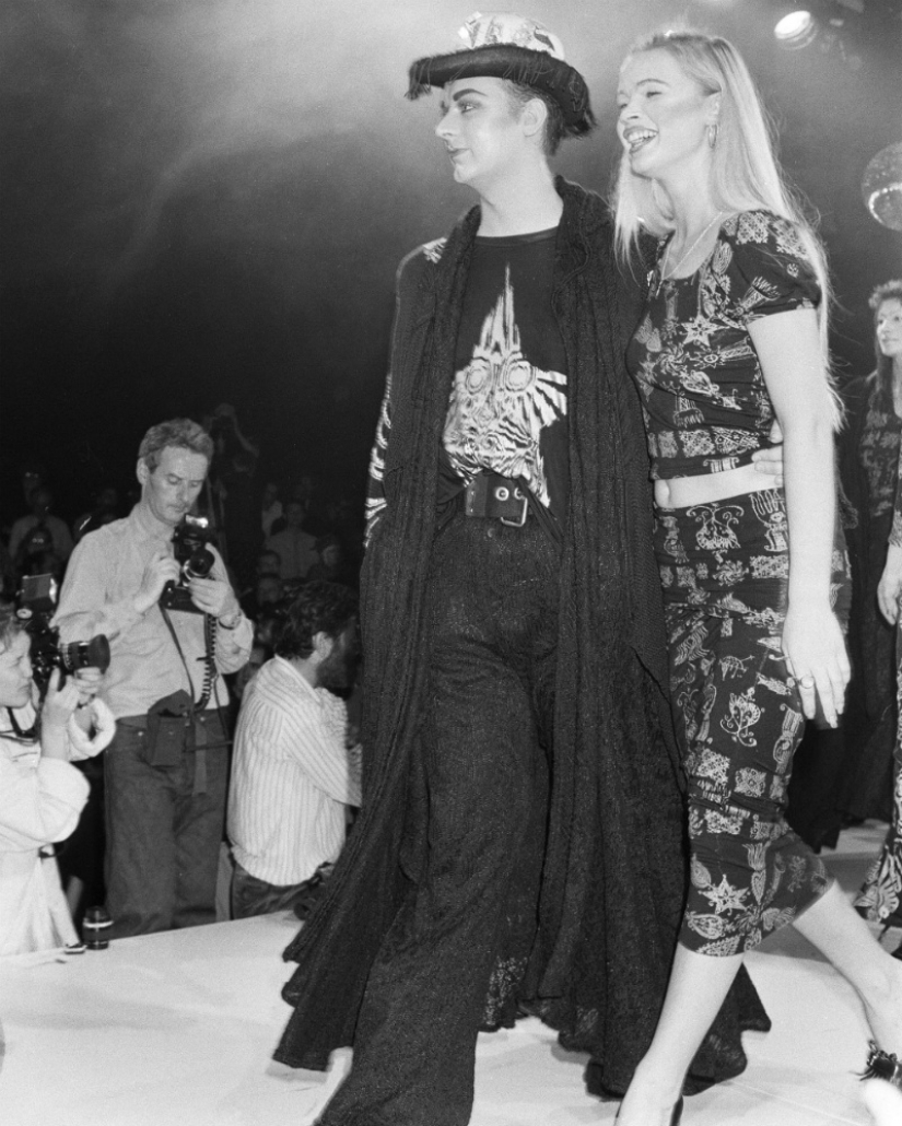 The history of fashion shows from personal couturier to the " Buy " button on Instagram