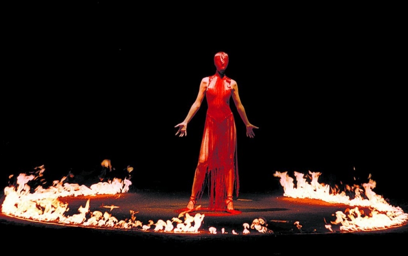 The history of fashion shows from personal couturier to the " Buy " button on Instagram