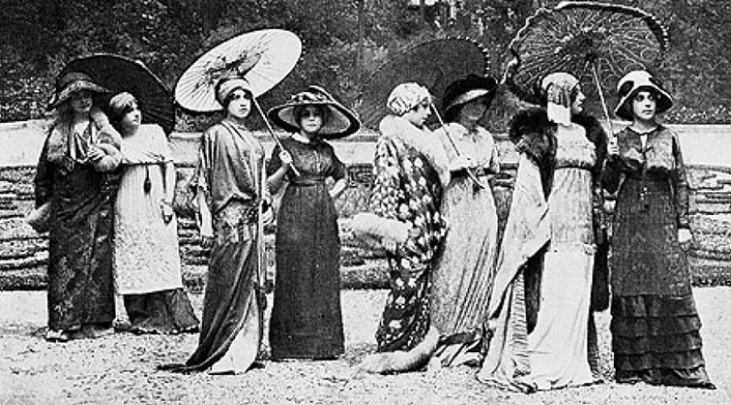 The history of fashion shows from personal couturier to the " Buy " button on Instagram