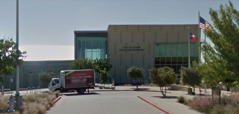 The irony in Texas: a naked stranger in a strange house was not happy